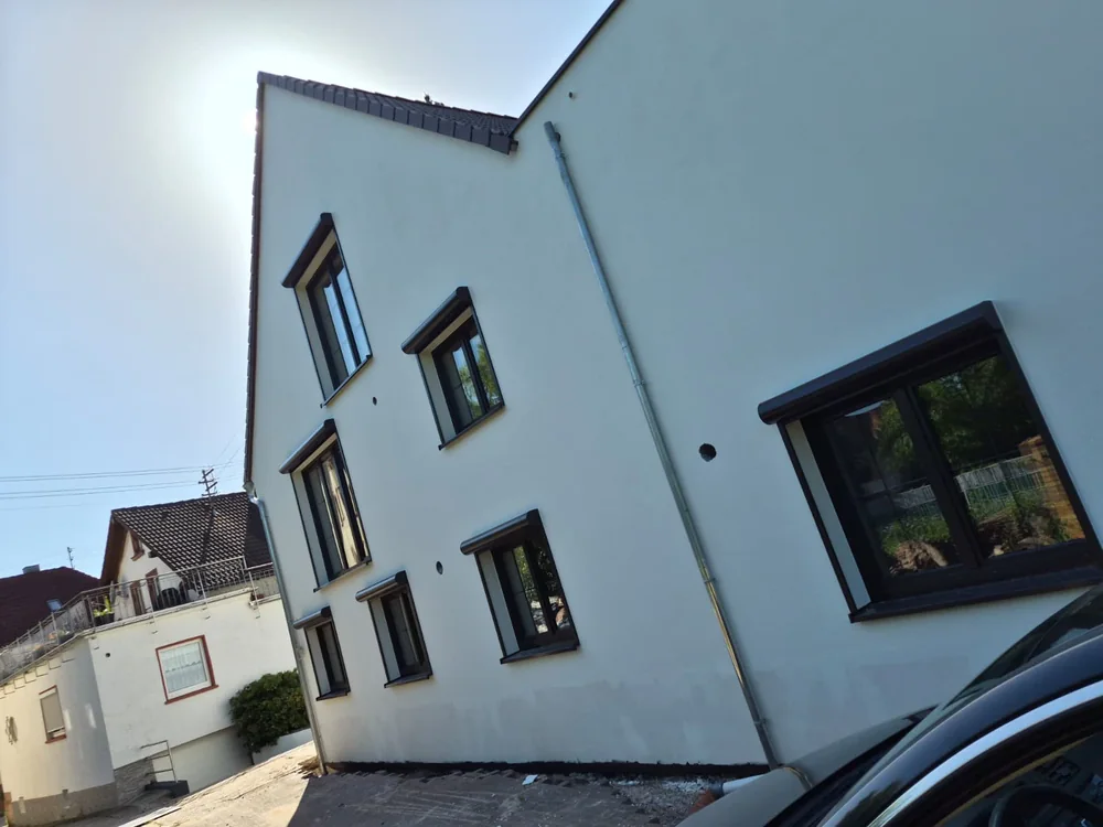 Mehrere neue Fenster an einem Wohnhaus
